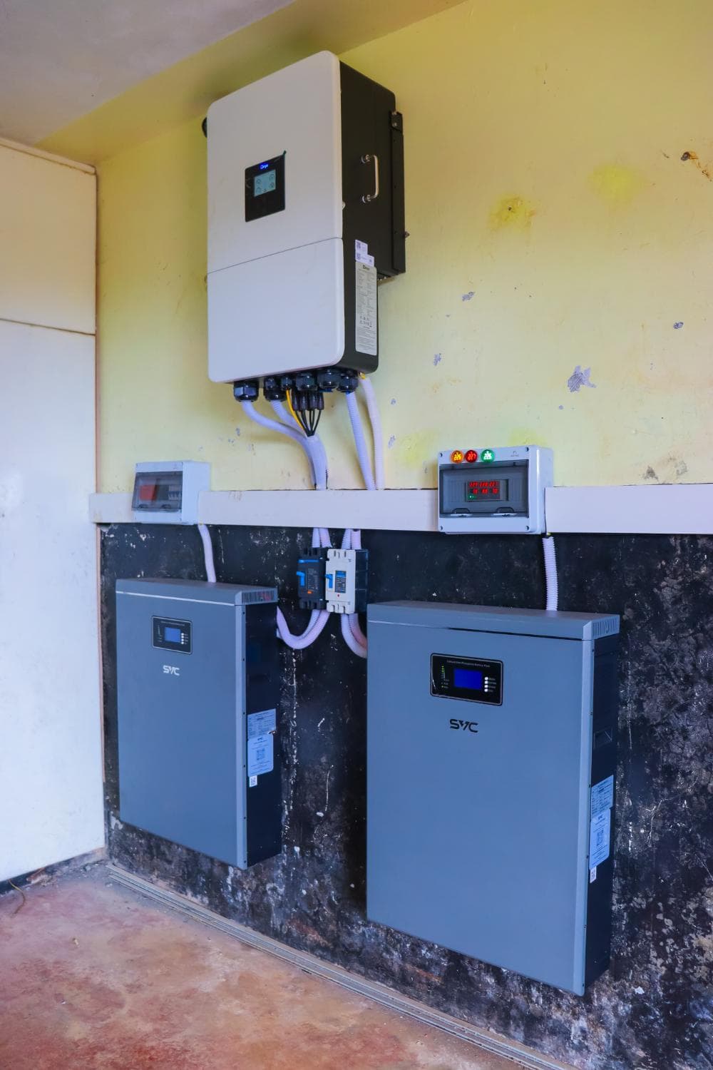 Wall-mounted lithium batteries with a hybrid inverter